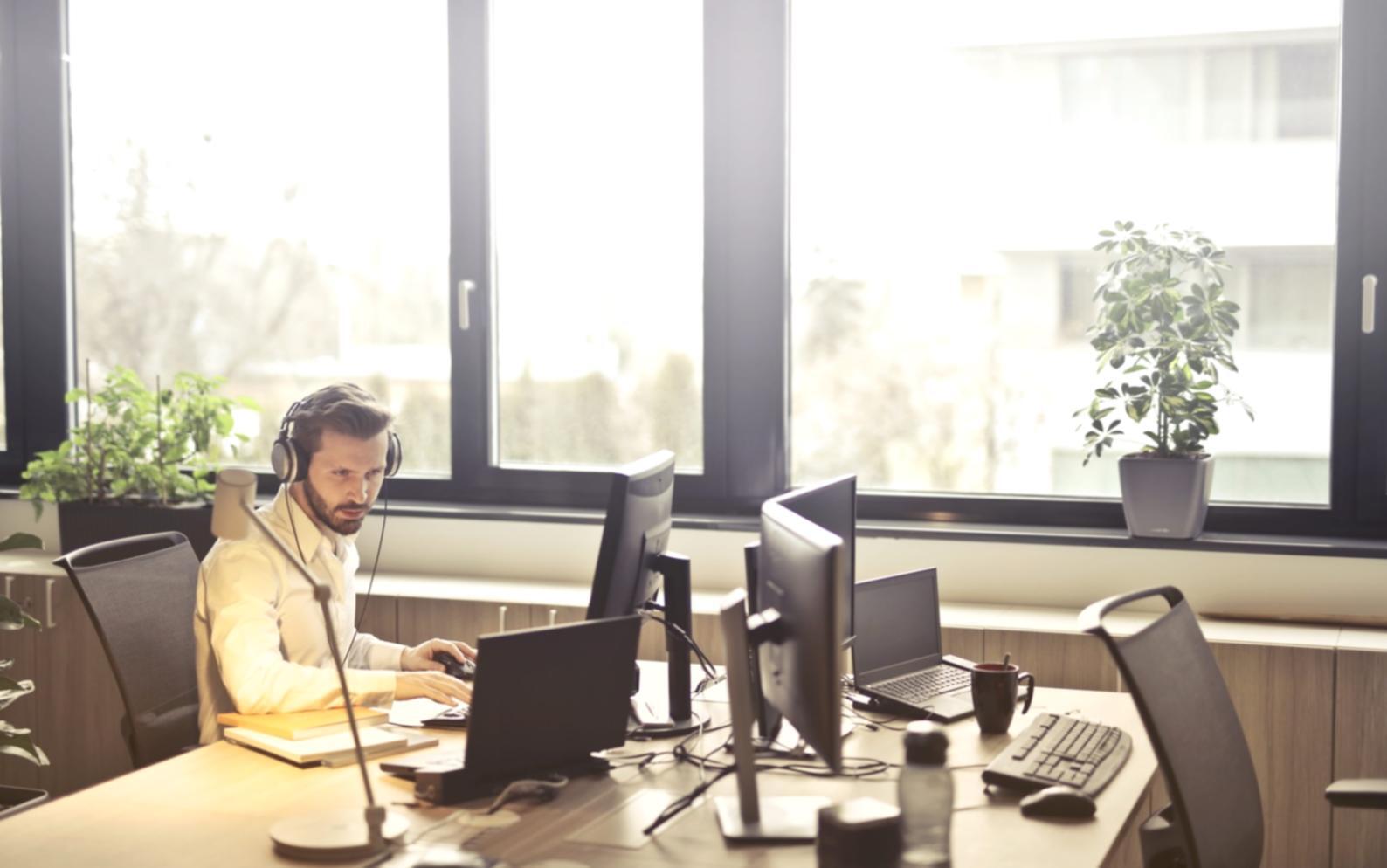 Teilnehmer bei der Arbeit an Geschäftsmodellen